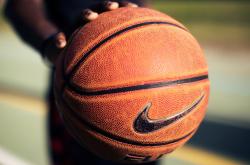 刷新纪录引发热议！，Faker在FPX比赛中出色防守热度持续攀升