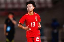 中国女足队员受到国内外球迷关注，成为焦点